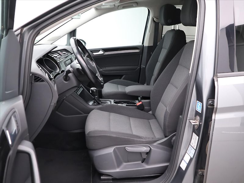 Volkswagen Touran 1,6 TDI DSG Panorama LED 1.Maj - fotka 11 z 31