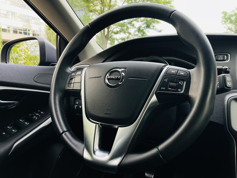 Volvo V40 2.0i MANUÁL KAMERA SERVISKA - fotka 33 z 45