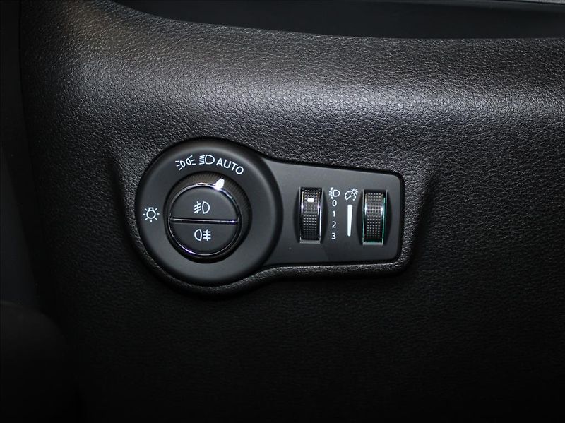 Jeep Compass 1,3 i AT Anniversary Kamera ČR - fotka 21 z 29