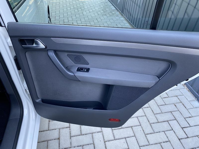 Volkswagen Touran 1.2 TSI 77kW - KLIMATIZACE-PDC - fotka 32 z 39