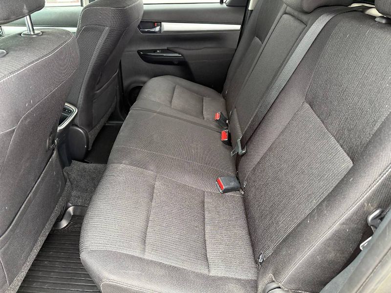 Toyota Hilux (2024) 2.8 D-4D 150 kW Executive 4x4 - fotka 9 z 25