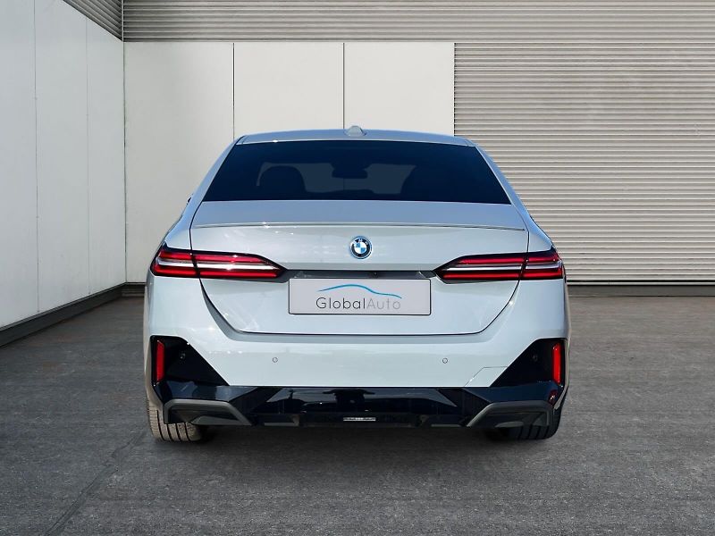 BMW Řada 5 (2024) 550e xDrive 360kW V6 M SPORT - fotka 4 z 21