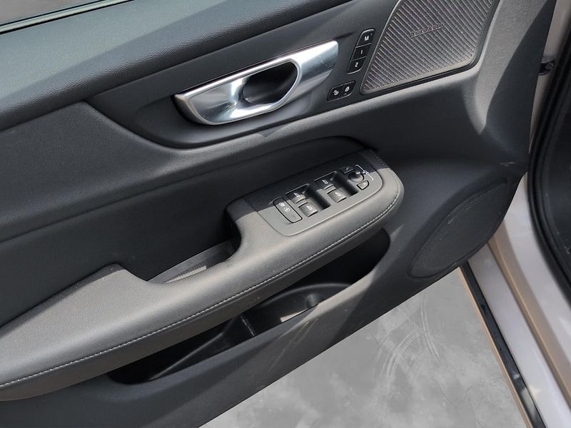 Volvo V60 B4 Plus Dark - fotka 17 z 27