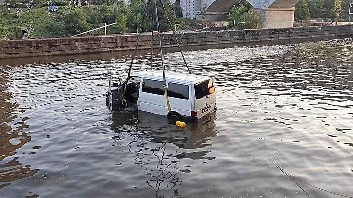 Hasiči vytahovali z Vltavy dodávku.