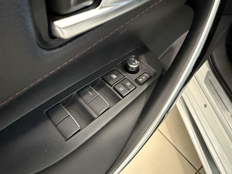 Toyota Corolla 2.0 Hybrid MC23 GR SPORT - fotka 13 z 17