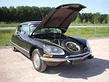 Pohled do motorové části Citroënu DS s rezervou umístěnou před chladičem. Foto: Wikimedia Commons, Rudnvald, CC BY-SA 3.0