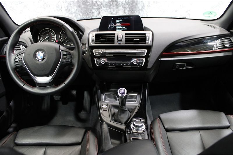 BMW Řada 2 2,0 220i 135KW cabrio - fotka 34 z 37