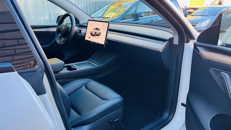 Tesla Model Y (2022) LR AWD Berlin Záruka SoH 93,4% - fotka 13 z 57