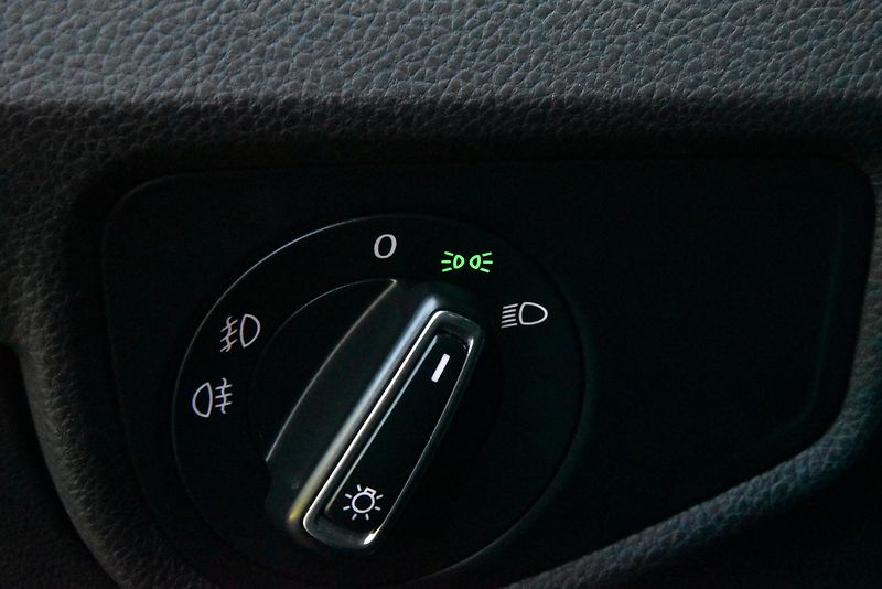 Volkswagen Touran 2.0 TDi COMFORTLINE,NAVI,MASÁŽ - fotka 10 z 51
