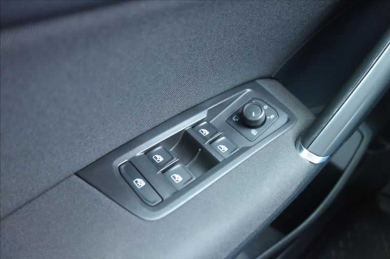 Volkswagen Touran 2,0 TDi 110KW,ČR,SERV.KN.,DSG. - fotka 31 z 34