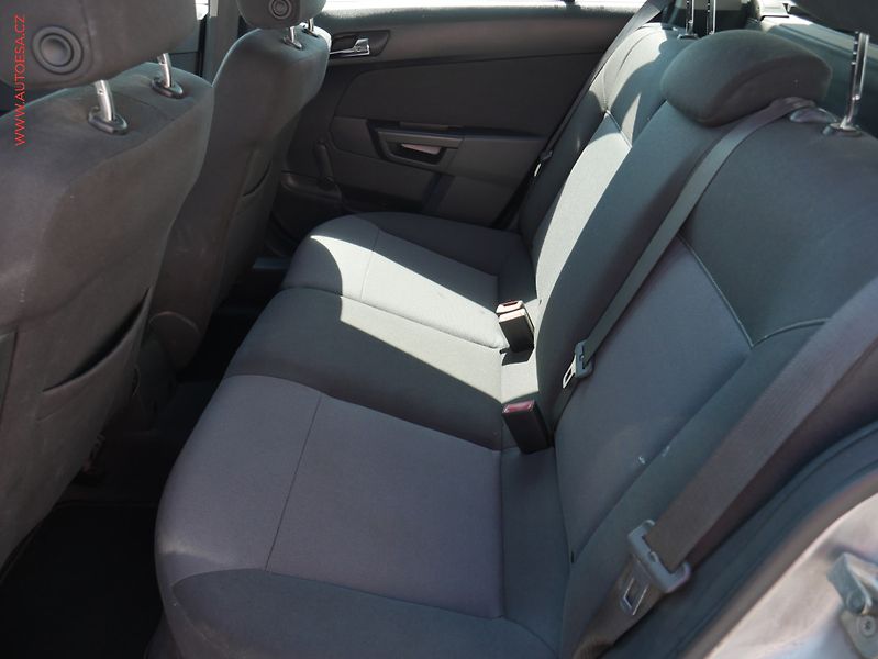 Opel Astra (2011) 1.6 16V, ČR, AC, temp - fotka 10 z 16