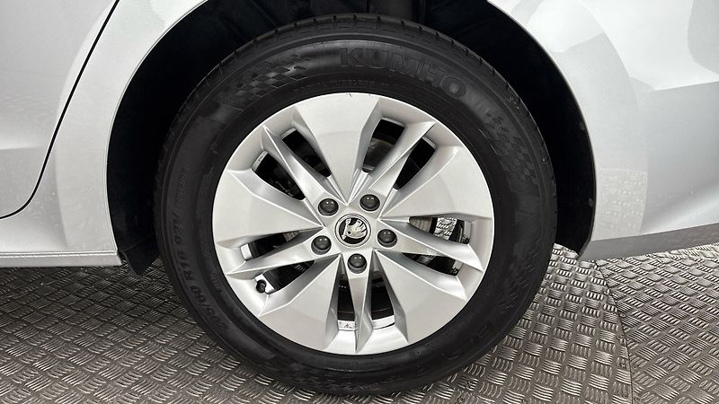 Škoda Octavia 2.0 TDI Ambition Combi - fotka 19 z 24