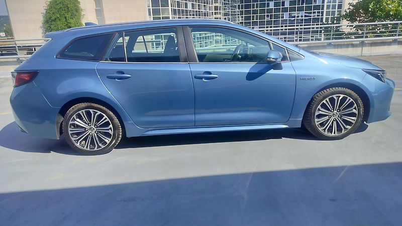 Toyota Corolla 2.0 hybrid, business, navigace - fotka 8 z 29