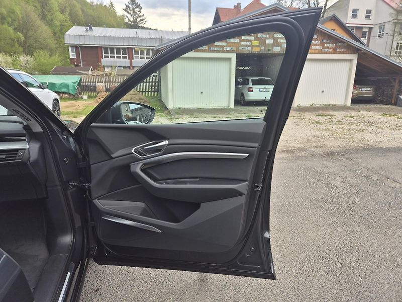 Audi e-tron 50 QUATTRO 230kw 20ALU SOH100% - fotka 35 z 44
