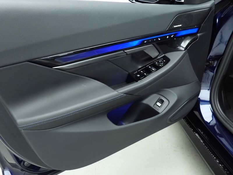 BMW i5 xDrive40 M-Sport 4zon H/K Vent - fotka 24 z 30