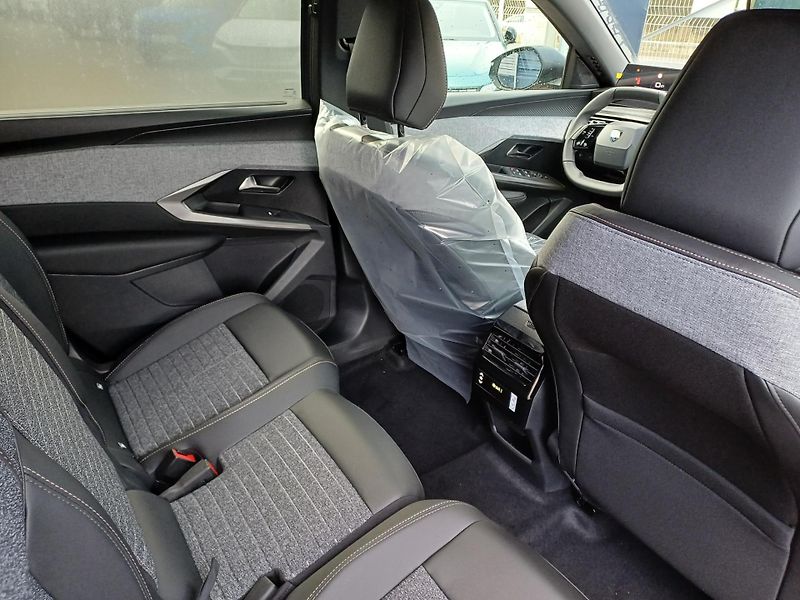 Peugeot 5008 (2026) BUSINESS Hybrid 145 e-DCS6 - fotka 19 z 29