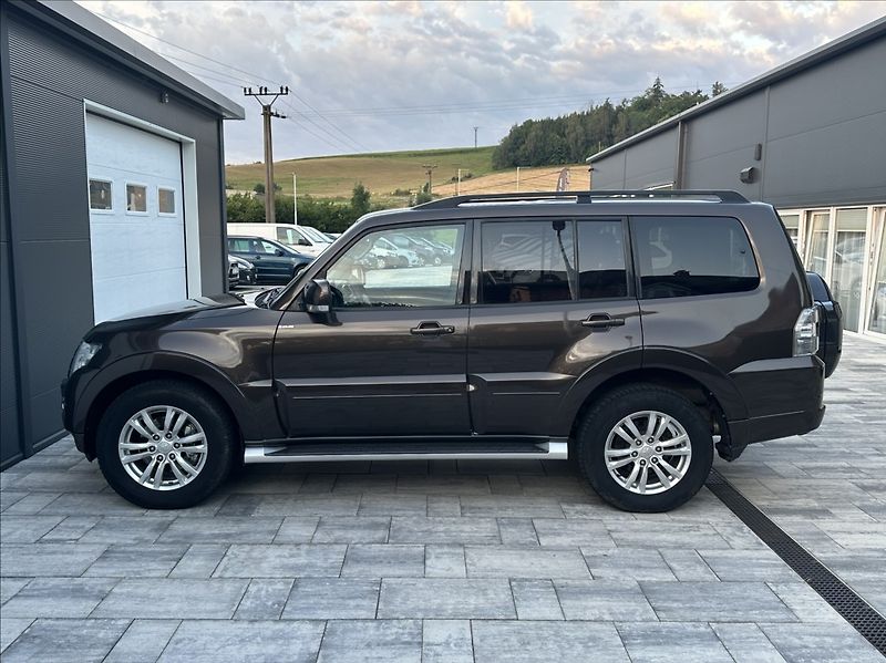 Mitsubishi Pajero 3,2 DI-D 190PS  Instyle-7 4x4 - fotka 11 z 54
