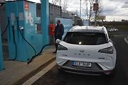 Ten potřebuje ke své činnosti kromě kyslíku ze vzduchu také dotankovaný stlačený vodík