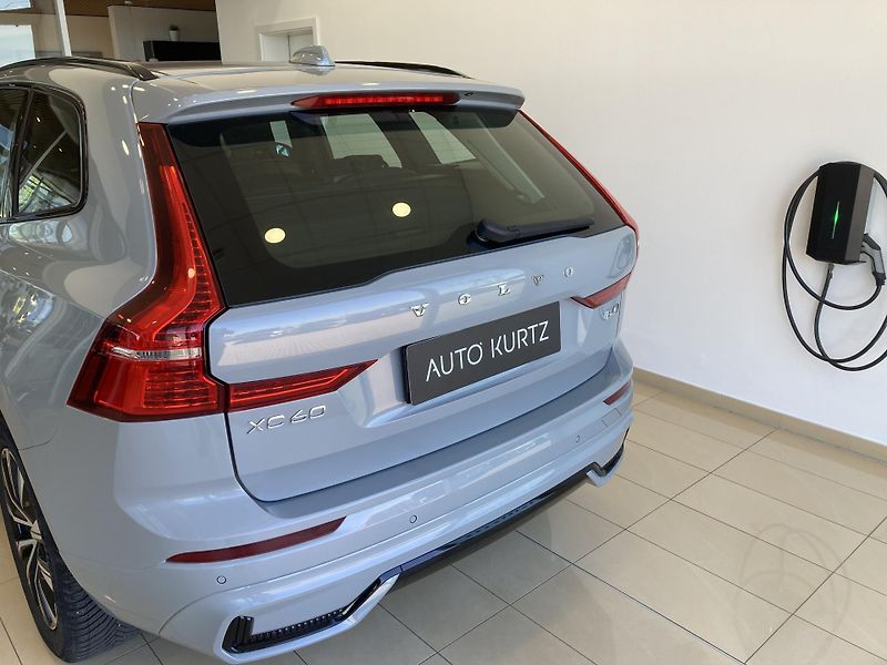 Volvo XC60 B4 AWD PLUS DARK AT8, ČR - fotka 8 z 26