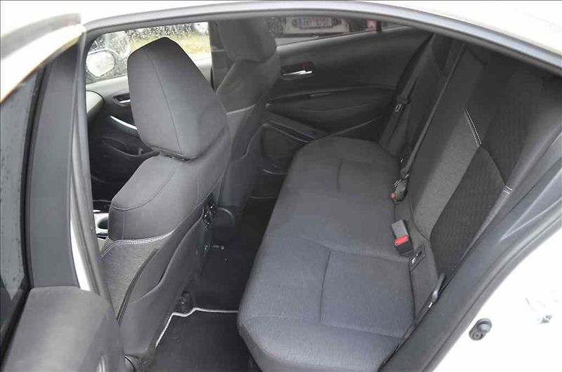 Toyota Corolla (2024) 1,8 HYBRID - fotka 14 z 15