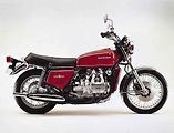 První Gold Wing z roku 1975 ještě vypadal jako klasický naháč.
