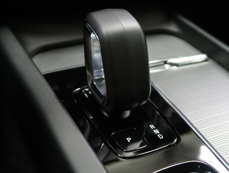 Volvo XC60 2,0 B4 AWD PLUS DARK 1. MAJ ČR - fotka 35 z 55