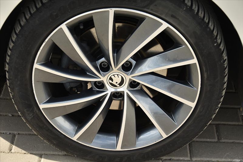 Škoda Superb 2.0 TDI 140kW 4x4 L&K DSG ČR - fotka 9 z 33