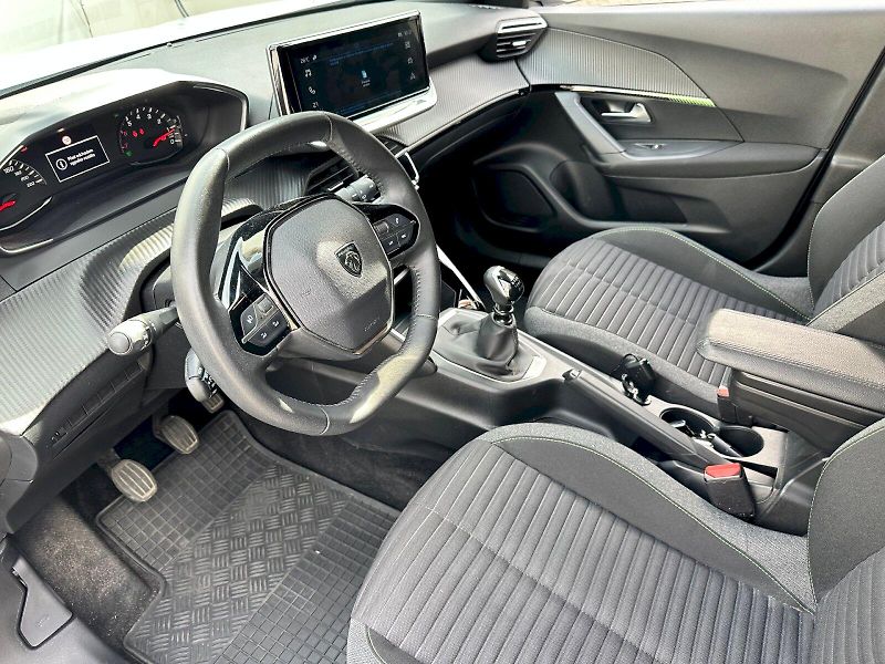 Peugeot 2008 (2024) 1.2 74 kW PureTech - fotka 6 z 25
