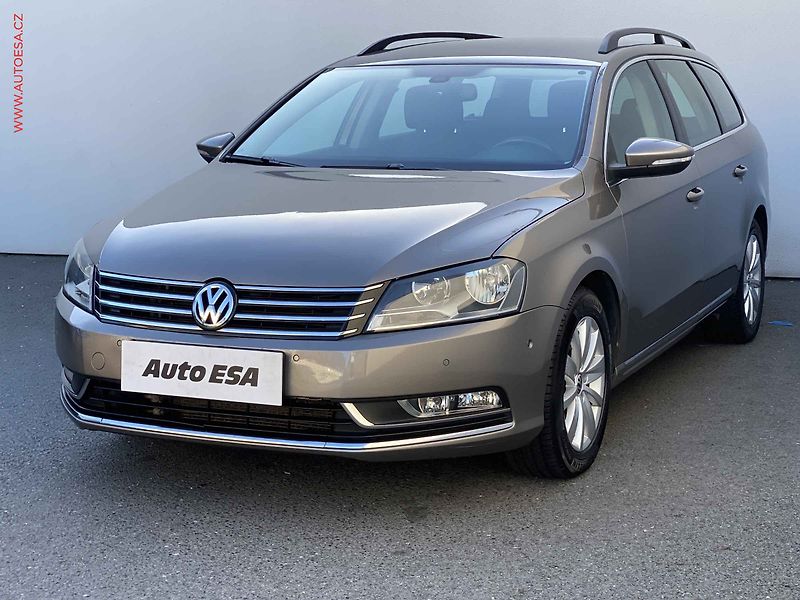 Volkswagen Passat (2011) 2.0TDi, 1.maj, Navi, park - fotka 3 z 21