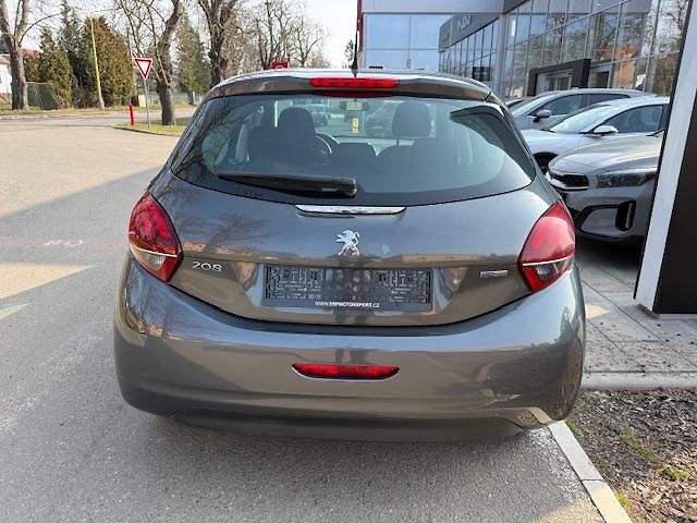 Peugeot 208 1.2i 60kw - fotka 10 z 11
