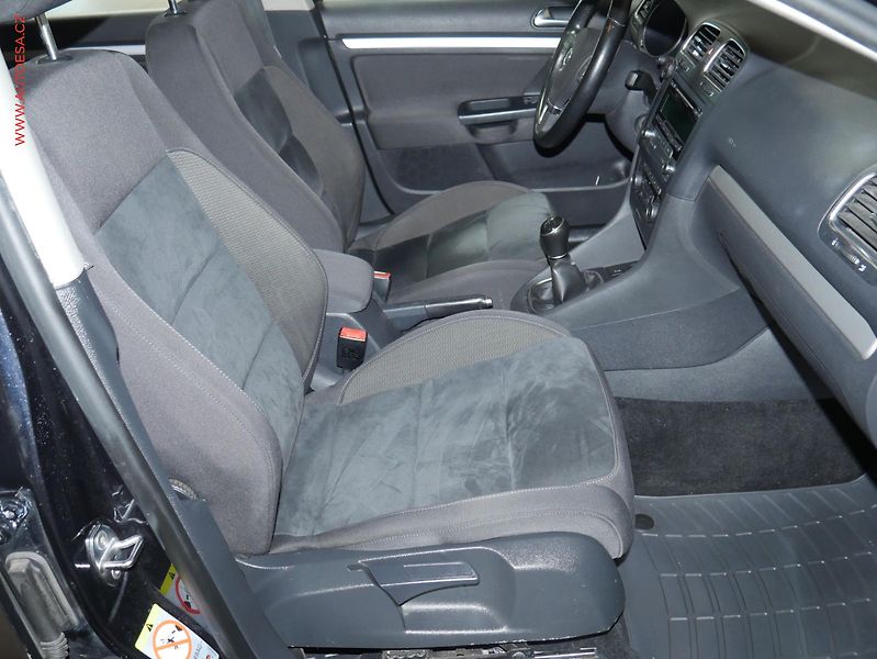 Volkswagen Golf (2012) 1.6.TDi 4x4, ČR, AC, park - fotka 12 z 21