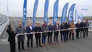 V úterý 16. prosince se otevřel dálniční úsek D35 Hořice - Sadová. Slavnostní přestřižení pásky.