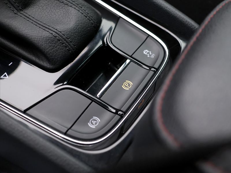 Škoda Karoq 1,6 TDI DSG Style Sport Navi - fotka 29 z 39