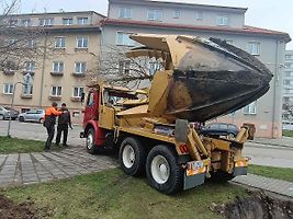 Speciální stroj zvaný Big John přijel do Strakonic přesazovat stromy z Prahy. V České republice patří k unikátům.