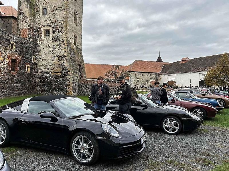 Sraz vozů Porsche ve Švihově na hradě.