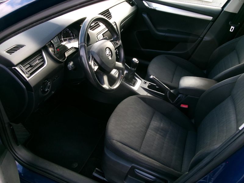 Škoda Octavia (2014) 1,6TDI AC HF BT TEMP VÝHŘEV  - fotka 10 z 31