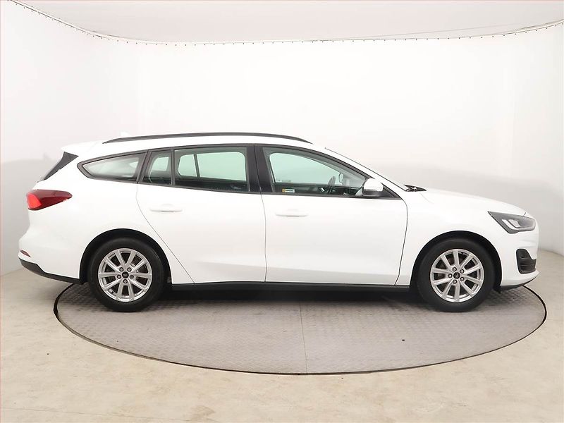 Ford Focus (2022) 1.0 EcoBoost, Tempomat - fotka 6 z 18