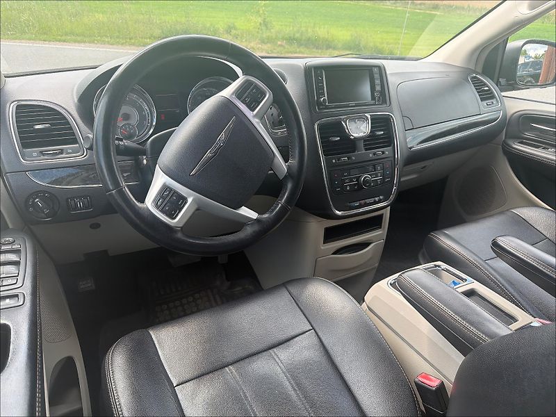 Chrysler Town & Country (2016) 3,6 Limited DVD 2016 - fotka 14 z 20