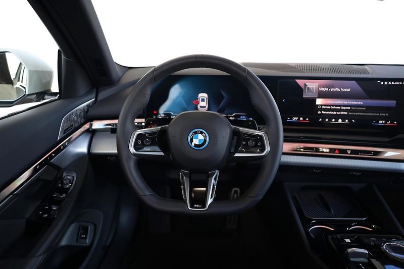 BMW Řada 5 550e xDrive Touring - fotka 30 z 33
