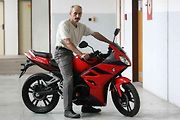 Garant projektu Josef Formánek se silniční elektromotorkou.