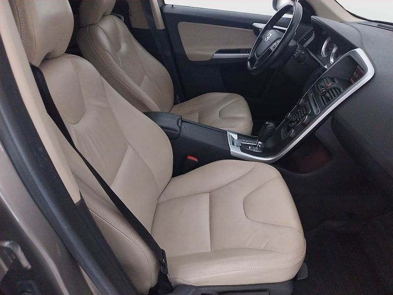 Volvo XC60 (2011) D5, 4X4, Automat, Kůže - fotka 9 z 19