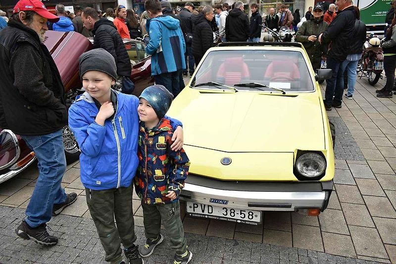 Tradiční sraz autoveteránistů na náměstí T. G. Masaryka v Prostějově. 18. května 2025