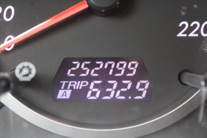 Mazda 5 2,0 i  VÝHŘEVY SEDADEL,7 MÍST - fotka 9 z 23