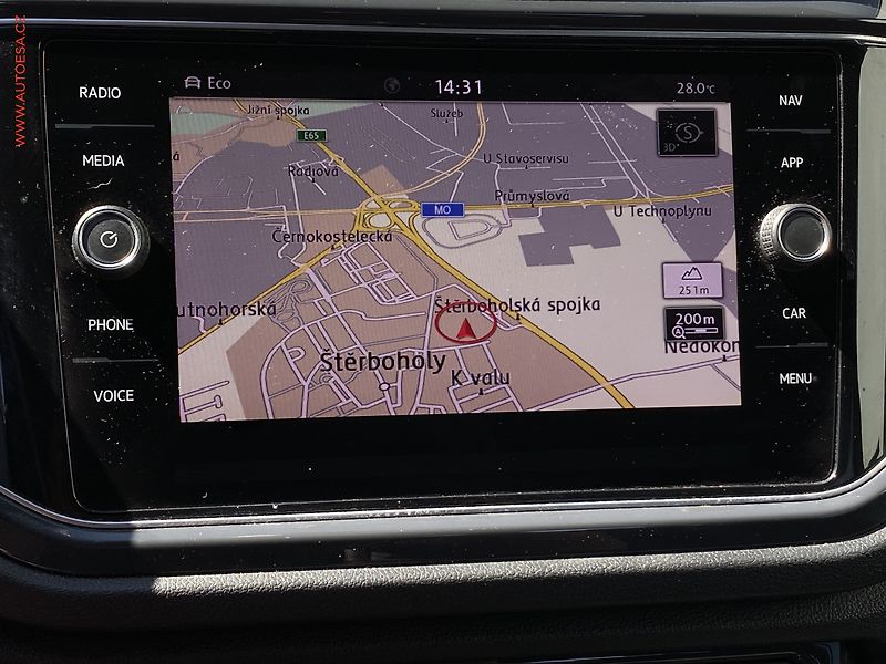 Volkswagen T-Roc (2019) 1.5 TSi, R-Line, LED, panor - fotka 16 z 18