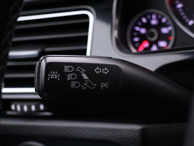 Volkswagen Touareg 3,0 TDI V6 DSG R-LINE CZ 4M - fotka 18 z 37