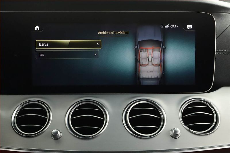 Mercedes-Benz Třídy E (2021) AMG Paket E 300 e 4MATIC - fotka 13 z 31
