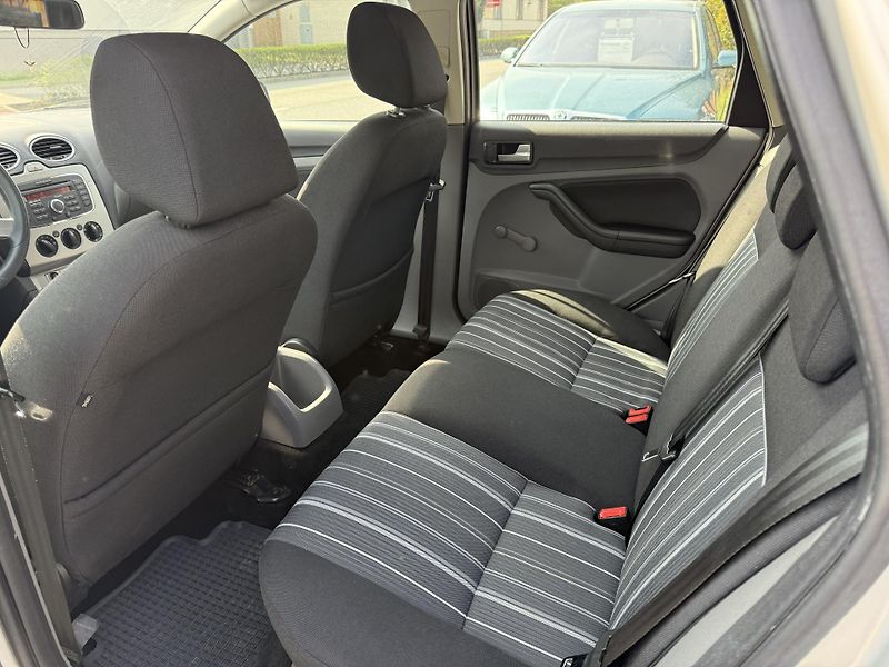 Ford Focus 1.6i 74 KW ALU PEKNY STAV. - fotka 12 z 12