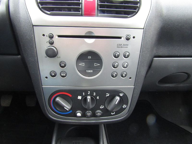 Opel Corsa (2002) GSi 1.8 16VC 92kW - fotka 31 z 38