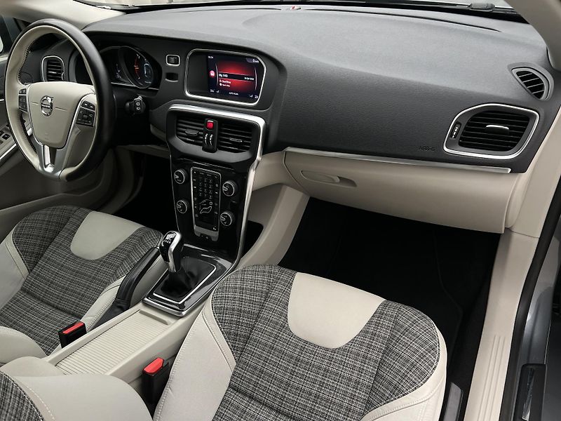 Volvo V40 D2 MOMENTUM MAN - fotka 19 z 38