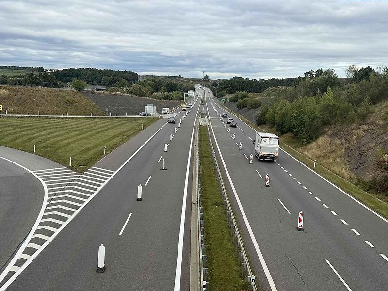 Mobilní zábrany už několik týdnů zpomalují řidiče na D3.